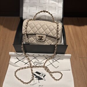 CHANEL Cream Quilted Leather Shoulder Bag with Gold Chain